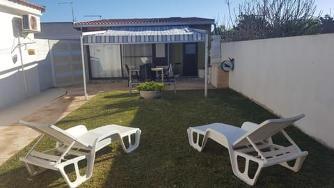 Property building, Patio, Day, BBQ facilities, Garden, Solarium, Garden view