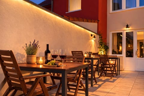 Food and drinks, Seating area, Drinks