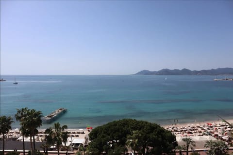 CROISETTE Palais MIRAMAR FRONT DE MER Apartment in Cannes