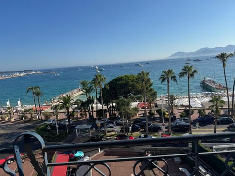 CROISETTE Palais MIRAMAR FRONT DE MER Apartment in Cannes