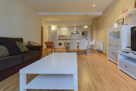 Kitchen or kitchenette, Living room, Seating area, Dining area, Communal kitchen, On site