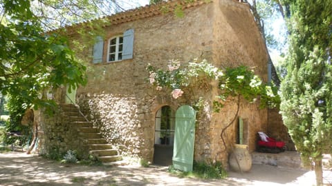 La Bastide du Capelier - Gîte pour 4 personnes avec baignoire balnéothérapie Apartment in Salernes