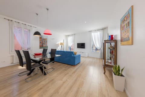 Communal lounge/ TV room, TV and multimedia, Living room, Seating area, Dining area, Breakfast, Lunch, Dinner, hair dresser, internet, air conditioner