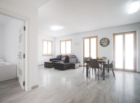 Living room, Photo of the whole room, Seating area, Dining area