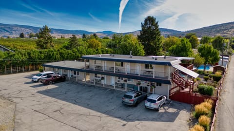 Property building, Natural landscape, Mountain view, Parking