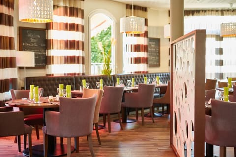 Restaurant/places to eat, Lounge or bar