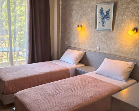 Bed, Bedroom, Garden view