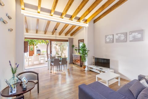 Living room, Seating area, Dining area, Garden view