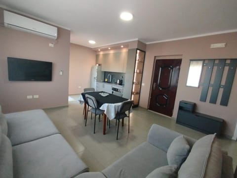 Communal lounge/ TV room, TV and multimedia, Living room, Seating area, Dining area, Evening entertainment, air conditioner