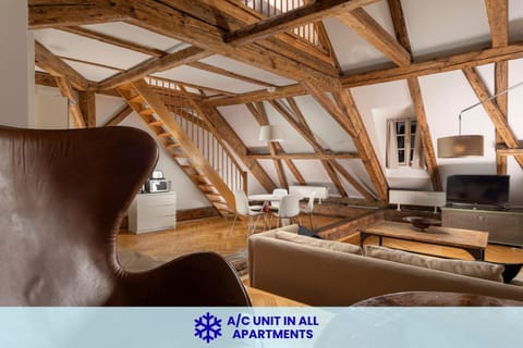Communal lounge/ TV room, TV and multimedia, Coffee/tea facilities, Living room, Photo of the whole room, Seating area, Dining area, Evening entertainment