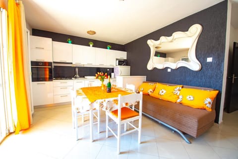 Kitchen or kitchenette, Living room, Dining area, minibar, pet friendly, stove, kitchen