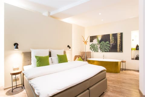 Bed, Hot Tub, Photo of the whole room, Decorative detail