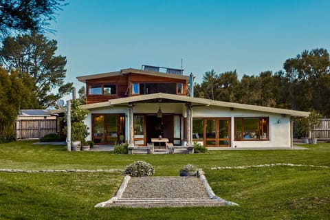 Property building, Facade/entrance, Garden, Balcony/Terrace