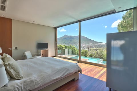 Photo of the whole room, Pool view