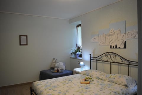 Bed, Photo of the whole room, Decorative detail, Bedroom, Pets