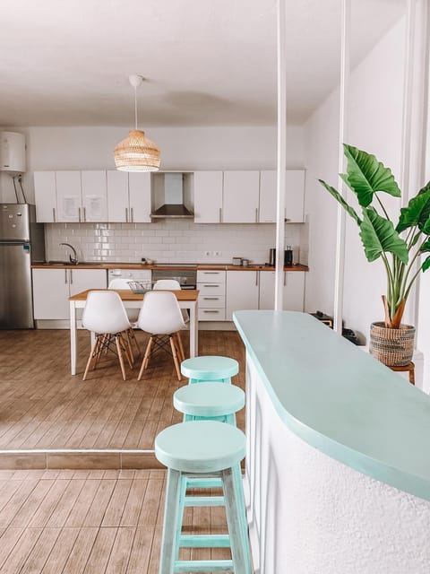 Kitchen or kitchenette, Living room, Seating area, Dining area, oven
