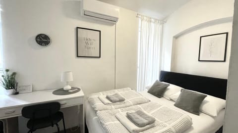 Bed, towels, air conditioner