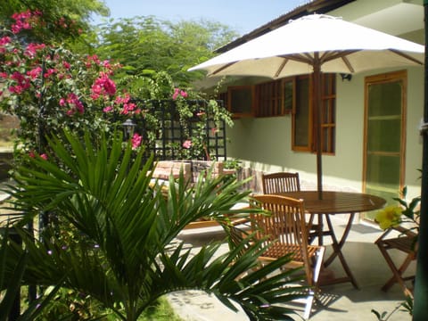 Patio, Day, BBQ facilities, Garden, Garden, Dining area, Garden view