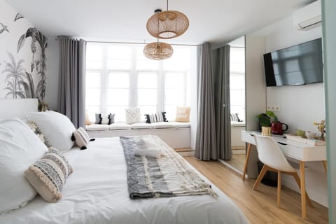 TV and multimedia, Seating area, Bedroom