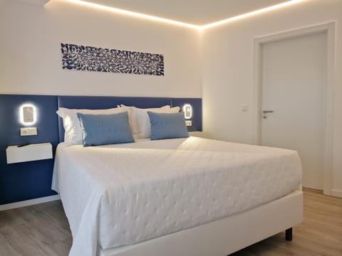 Bed, Bedroom, Breakfast