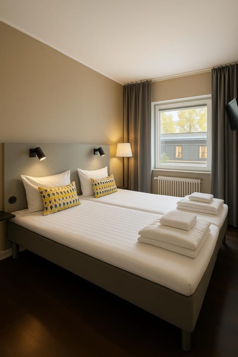 Bed, Hot Tub, Bedroom