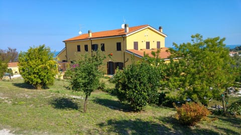 Property building, Facade/entrance, Natural landscape, Garden, Garden view