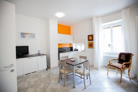 Kitchen or kitchenette, Photo of the whole room, Dining area