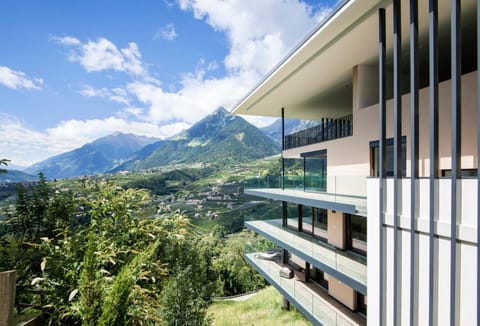 Facade/entrance, Balcony/Terrace, Mountain view