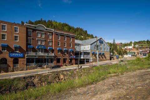 Property building, Day, Neighbourhood, Natural landscape, Street view, Location