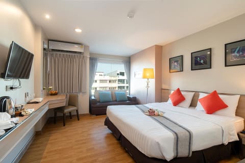Photo of the whole room, Bedroom