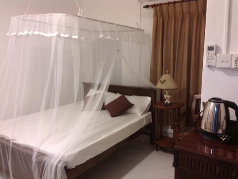 Bed, Night, Coffee/tea facilities, Photo of the whole room, Bedroom, On site
