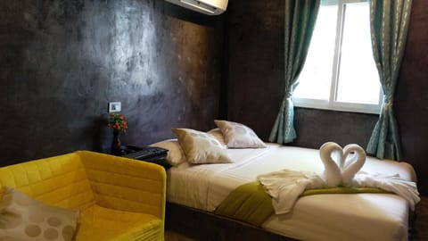 Bed, Day, Summer, TV and multimedia, Living room, Seating area, Bedroom, On site, Area and facilities