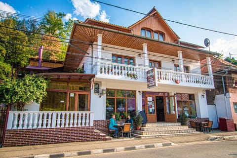 Property building, Restaurant/places to eat, Neighbourhood, Street view, Location, Parking