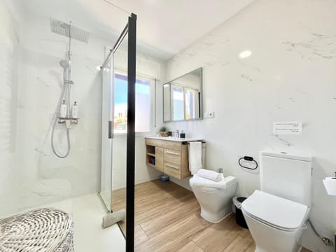 Shower, Toilet, Bathroom, bidet, towels