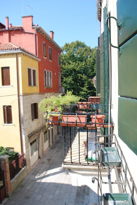 Property building, Nearby landmark, Day, Neighbourhood, Natural landscape, Balcony/Terrace