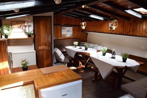 Boat-Apartment Rotterdam Fokkelina Docked boat in Rotterdam