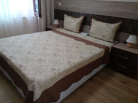 Property building, Bed, Bedroom, Garden view
