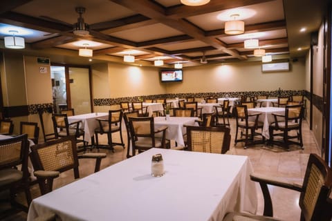 Restaurant/places to eat, Restaurant/places to eat, Banquet/Function facilities, Breakfast