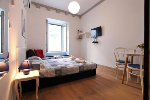 Living room, Seating area, Dining area, Bedroom
