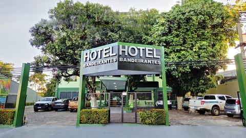 Property building, Facade/entrance, Logo/Certificate/Sign, Street view, Location, Parking