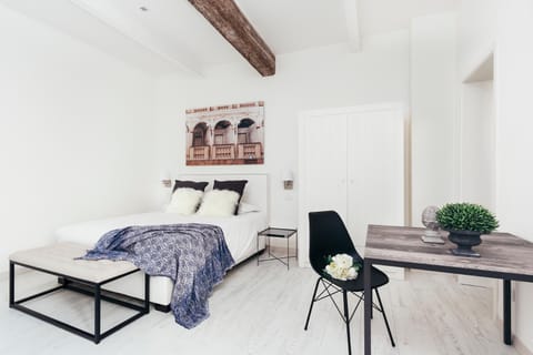 Photo of the whole room, Dining area, Bedroom