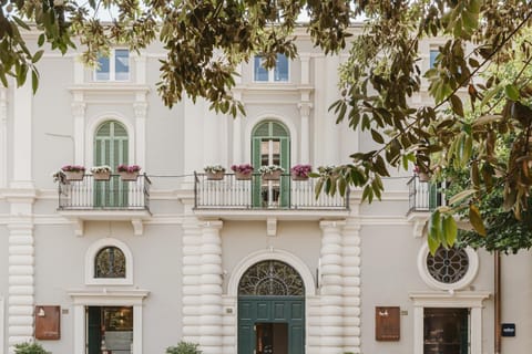 Facade/entrance, Spring