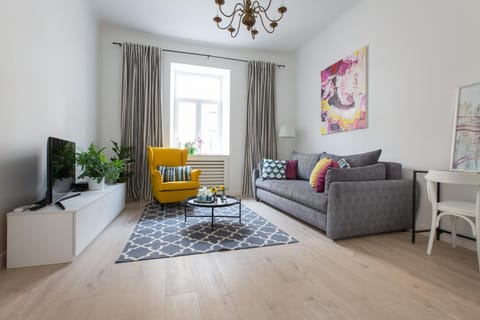 TV and multimedia, Living room, Seating area, City view, Street view