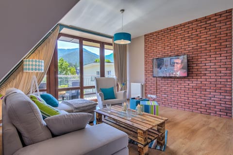 TV and multimedia, Balcony/Terrace, Living room, Seating area, Mountain view