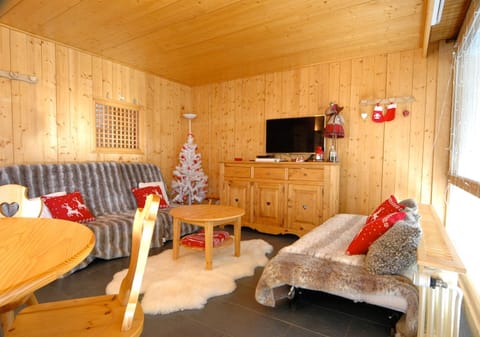 Bed, TV and multimedia, Decorative detail, Seating area, Certificate/Award