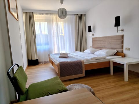 Bed, TV and multimedia, Photo of the whole room, Bedroom, towels