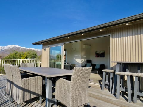 Spring, Natural landscape, Balcony/Terrace, Balcony/Terrace, Living room, Dining area, On site, Lake view, Lake view, Mountain view, Mountain view