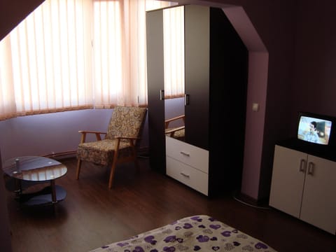Bed, Property logo or sign, Photo of the whole room, Bedroom