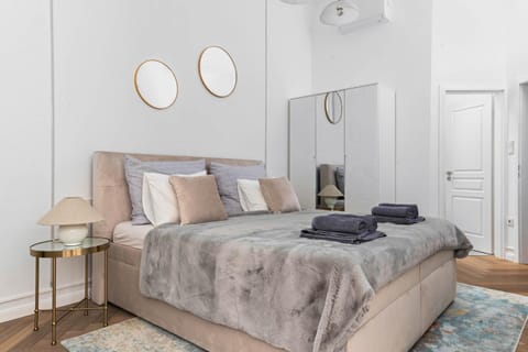 Bed, Photo of the whole room, Decorative detail, Decorative detail, Bedroom, towels, wardrobe