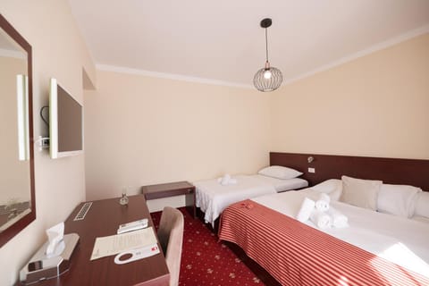 Bed, TV and multimedia, Bedroom